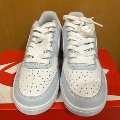 ナイキ ウィメンズ コート ビジョン LO NN ホワイト×ペールブルー の画像