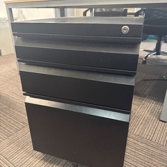 鍵付き3段デスクワゴンの画像