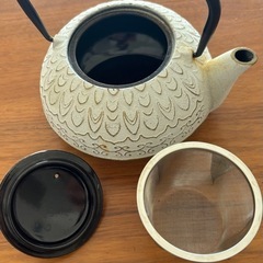 白鋳鉄の急須・鉄瓶 羽模様 茶こし付きの画像