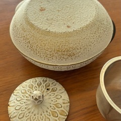 白鋳鉄の急須・鉄瓶 羽模様 茶こし付きの画像