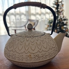 白鋳鉄の急須・鉄瓶 羽模様 茶こし付きの画像