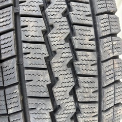 バンタイヤLT15インチスタッドレスタイヤバリ溝の画像