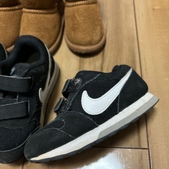 NIKE スニーカー　ムートンブーツ　双子の画像