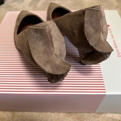 パンプス ブラウン 25.5cm フリル スエードの画像