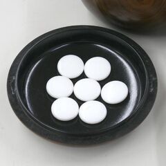 J 碁石 ガラス製 白石 150個 黒石 167個 厚さ5.5～6mm位 碁笥付き 産地不明 札幌市 清田区 平岡の画像