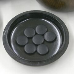 J 碁石 ガラス製 白石 150個 黒石 167個 厚さ5.5～6mm位 碁笥付き 産地不明 札幌市 清田区 平岡の画像