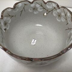美濃焼 康峰作 寅子鉢 盛り鉢 輪花鉢 梅文 和食器 陶器 作家物 共箱あり  茶道具 懐石 料亭 旅館 収納鉢 飾り鉢 インテリア　251216-13Aの画像
