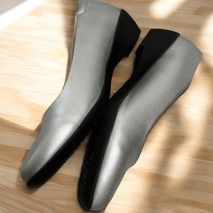 新品未使用品 大人のくつろぎ美パンプス シルバー 22.5cm スクエアトゥ ローヒールの画像