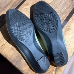 大人のくつろぎ美パンプス モスグリーン スクエアトゥ ローヒール 痛くないの画像