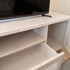 テレビとテレビ台のセットの画像