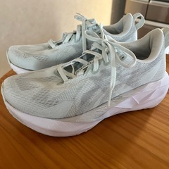 アシックス ノヴァブラスト5 サイズ23cmの画像