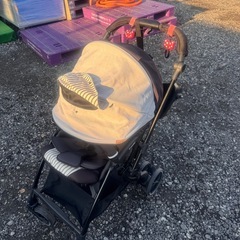 combi代付きベビーカーとバウンサーの画像