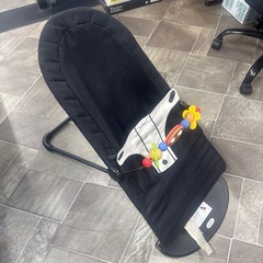 combi代付きベビーカーとバウンサーの画像