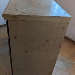 大きな凹み・すり傷ありのハイチェスト（多目的保管に重宝します）の画像