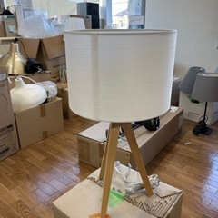 可愛い木製脚のテーブルライトの画像