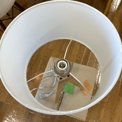 可愛い木製脚のテーブルライトの画像