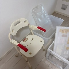 無料で差し上げます！浴室用折り畳み椅子、衣装ケース、折り畳みコンテナの画像