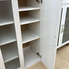 A-881【リユースのサカイ野々市店】ジモティ来店特価‼ 食器棚 木製 木目調 アイボリー クリーニング済みの画像