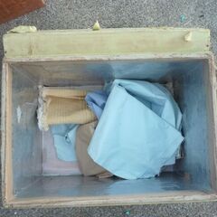 ヴィンテージ 茶箱 ２種３点セット 老舗店舗の倉庫にありました 中身は当方で処分いたします 化粧の為に紙が貼ってあります。来週月にもう一つ茶箱を回収してくるかもしれません。それまで待っていただければ４点セットとなりますの画像