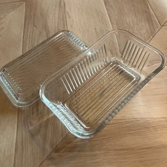 ガラス製のバターケースの画像