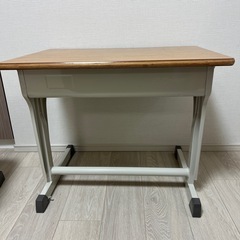 机と椅子セットの画像