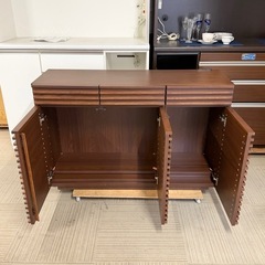 【新品未使用‼️】定価71,800円♪ 平成家具 120cm幅キッチンカウンター (シルビア2) 食器棚 収納家具 アッシュ無垢材 ミドルブラウン♪の画像