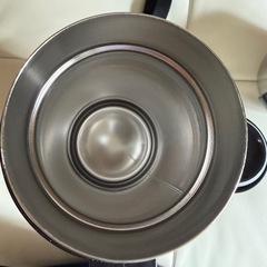 ステンレス製のコップと水筒の画像