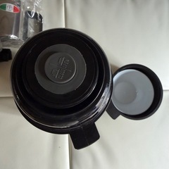 ステンレス製のコップと水筒の画像