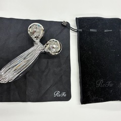 正規品 ReFa 美顔ローラー シルバー　、カラットレイ　専用ポーチ付きの画像
