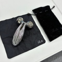 正規品 ReFa 美顔ローラー シルバー　、カラットレイ　専用ポーチ付きの画像