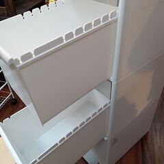 スイング式分別ダストボックス　定価14,980円　ゴミ箱　スリム　縦型　フットペダル　ホワイト　サイズ（約）幅26×奥45×高106　　■近隣配送無料 買取GO‼　栄和店の画像