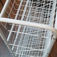 ブック収納ワゴン　本棚　キャスター付き　マガジンラック　白　メッシュ　スリム　省スペース　サイズ（約）幅19×奥42.5×高79　　■近隣配送無料 買取GO‼　栄和店の画像