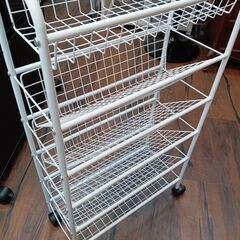 ブック収納ワゴン　本棚　キャスター付き　マガジンラック　白　メッシュ　スリム　省スペース　サイズ（約）幅19×奥42.5×高79　　■近隣配送無料 買取GO‼　栄和店の画像