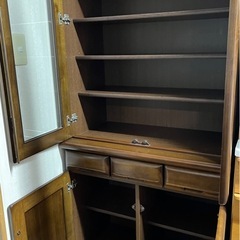 平成レトロな食器棚の画像