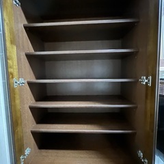 平成レトロな食器棚の画像