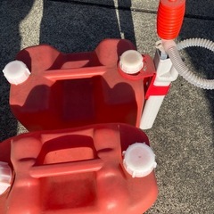 灯油缶二つと給油ホースの画像
