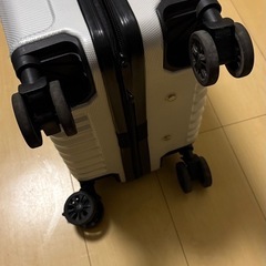 機内持ち込み可スーツケース　白の画像