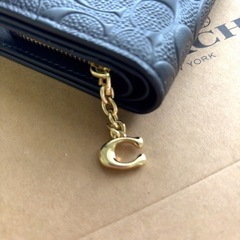 COACH ブラック デボスドシグネチャー 二つ折財布 【未使用】の画像
