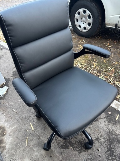美品 合皮製 オフィスチェア キャスター、肘付き 高さ調整 社長イス
