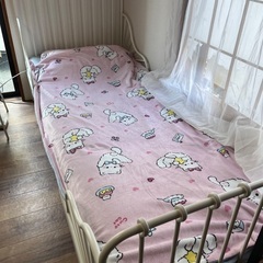 ベッドと新品布団カバーの画像