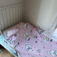 ベッドと新品布団カバーの画像