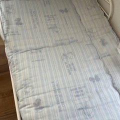 ベッドと新品布団カバーの画像