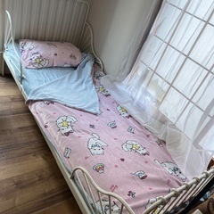 ベッドと新品布団カバーの画像