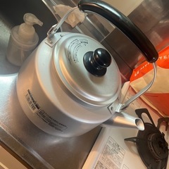 泣いているヤカンの画像