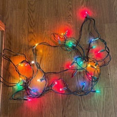 サンタ衣装、クリスマスツリーライト、クリスマスソックス、クリスマスオーナメントの画像