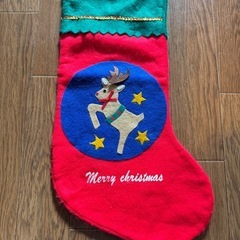 サンタ衣装、クリスマスツリーライト、クリスマスソックス、クリスマスオーナメントの画像