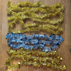 サンタ衣装、クリスマスツリーライト、クリスマスソックス、クリスマスオーナメントの画像