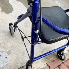 青色 合成皮革座面 歩行器の画像