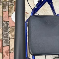 青色 合成皮革座面 歩行器の画像