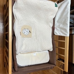 【お得セット】ファルスカ farska ベビーベッド＋コンパクトベッド（付属品多数／キャスター不具合あり）の画像